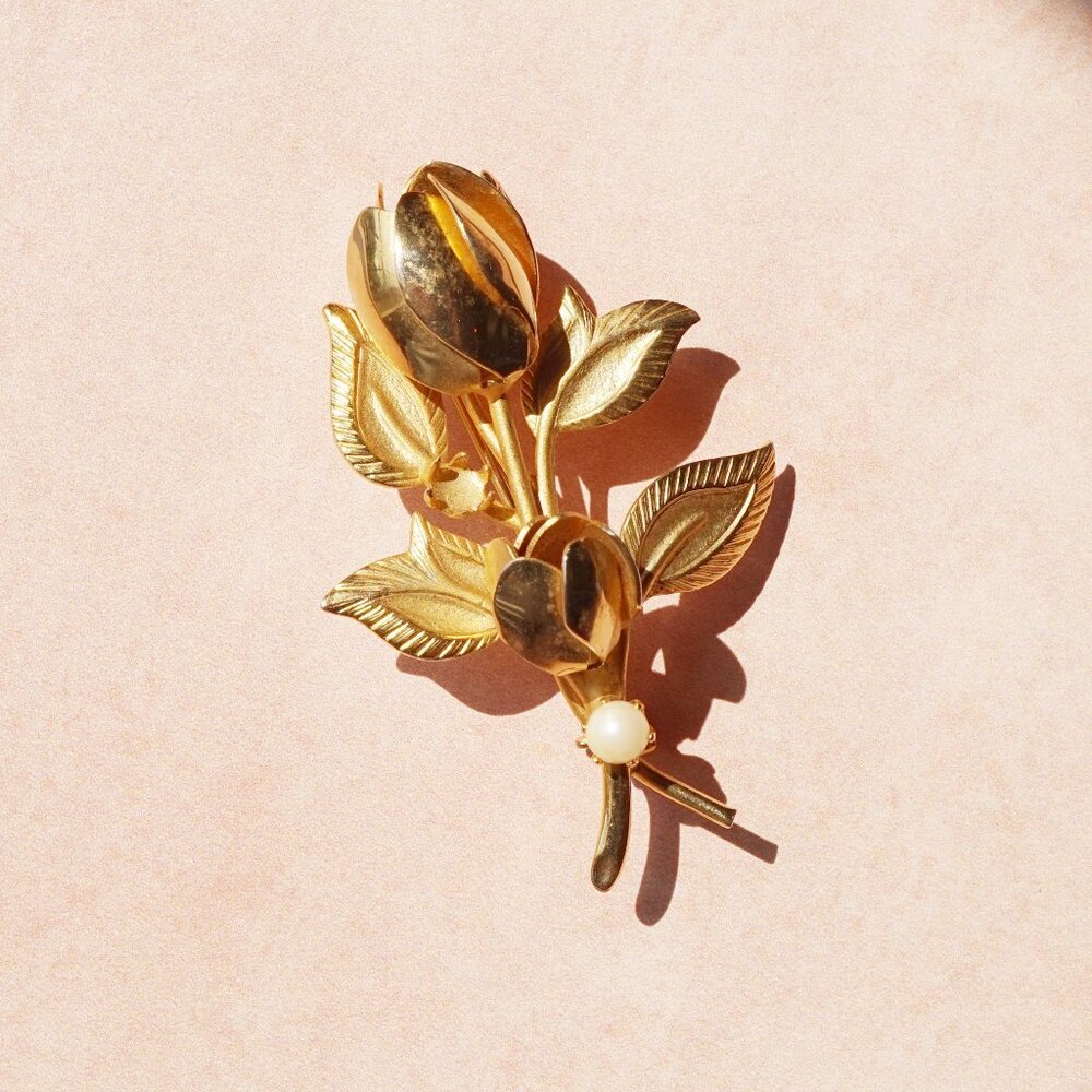 Vintage 1960s Gold Tone Rose Brooch w/ Faux Pearl Accent